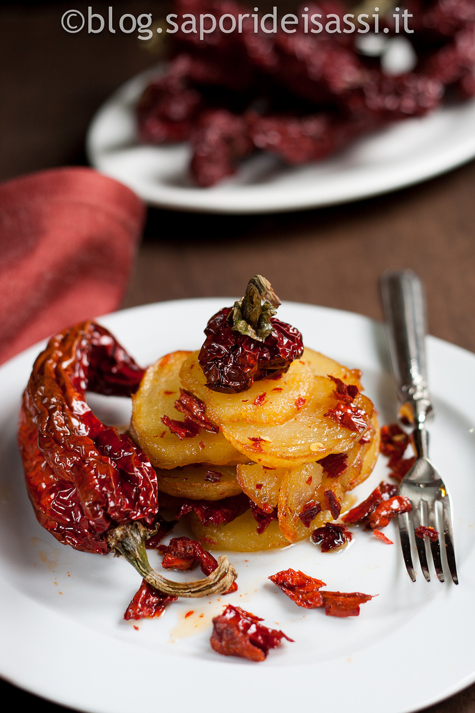 Patate e peperoni cruschi, ricetta tradizionale lucana - Sapori dei Sassi